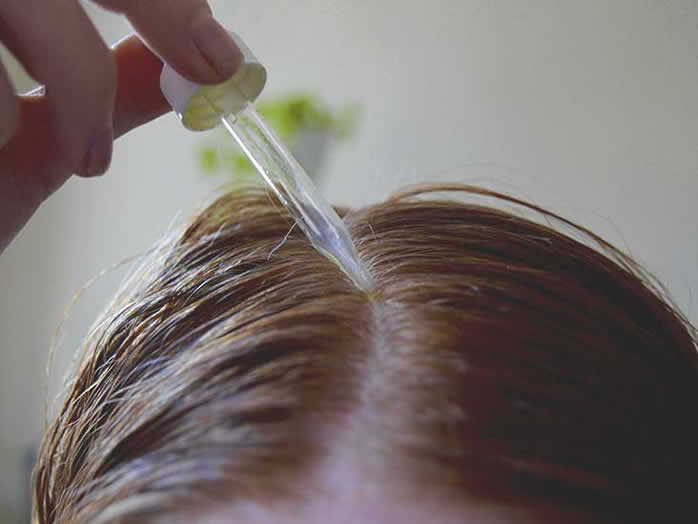 Como usar el aceite de romero para la caída del cabello
