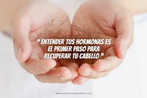 Manos sosteniendo mechón de cabello caído, señal de desequilibrio hormonal caída del cabello en mujeres